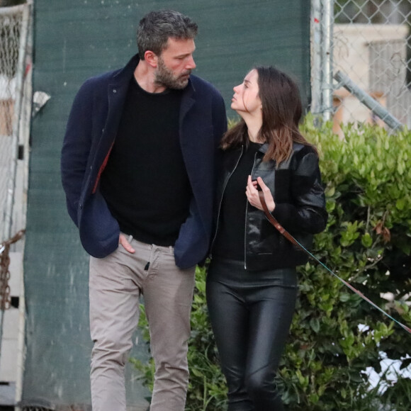 Balade romantique et tendres baisers pour Ben Affleck, 47 ans, et sa nouvelle compagne Ana de Armas, 31 ans, dans le quartier de Brentwood à Los Angeles, le 23 mars 2020. Les deux acteurs se sont rencontrés sur le tournage de "Deep Water".