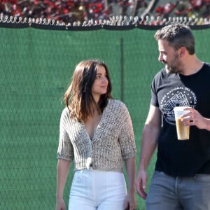 Ana de Armas promène son chien avec son compagnon Ben Affleck dans les rues de Los Angeles en pleine épidémie de Coronavirus (COVID-19), le 21 mars 2020.