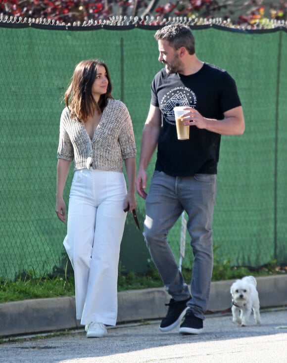 Ana de Armas promène son chien avec son compagnon Ben Affleck dans les rues de Los Angeles en pleine épidémie de Coronavirus (COVID-19), le 21 mars 2020.