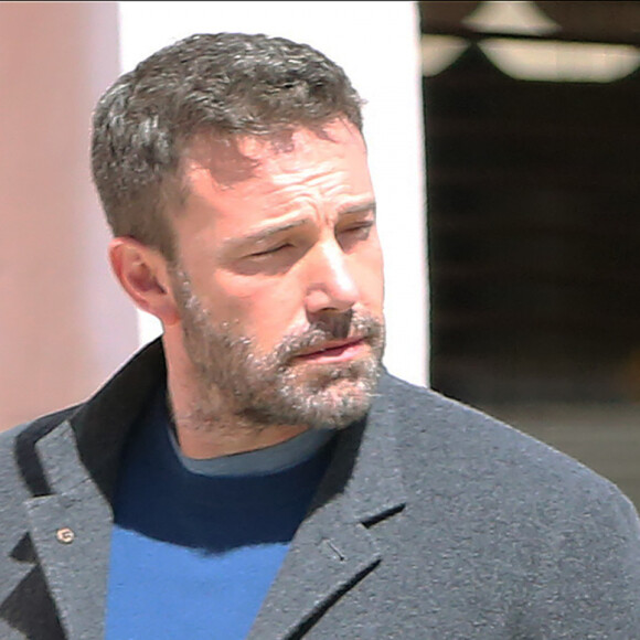 Ben Affleck a retrouvé le sourire au bras de sa nouvelle compagne Ana de Armas alors que le couple se promène à Los Angeles, le 18 mars 2020. De retour d'un voyage au Costa Rica, les deux acteurs, qui se sont rencontrés sur le tournage du film "Deep Water", sont allés dans une librairie où Ben Affleck a acheté le livre "Normal People" de S. Rooney avant de prendre des boissons à emporter.