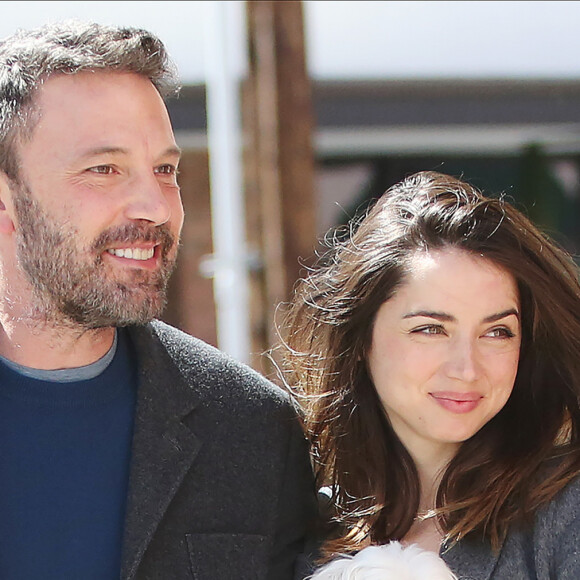 Ben Affleck a retrouvé le sourire au bras de sa nouvelle compagne Ana de Armas alors que le couple se promène à Los Angeles, le 18 mars 2020. De retour d'un voyage au Costa Rica, les deux acteurs, qui se sont rencontrés sur le tournage du film "Deep Water", sont allés dans une librairie où Ben Affleck a acheté le livre "Normal People" de S. Rooney avant de prendre des boissons à emporter.