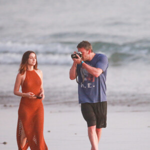 Exclusif -Ben Affleck et sa nouvelle compagne Ana De Armas s'embrassent lors d'une balade en amoureux sur la plage du Costa Rica, le 10 mars 2020.