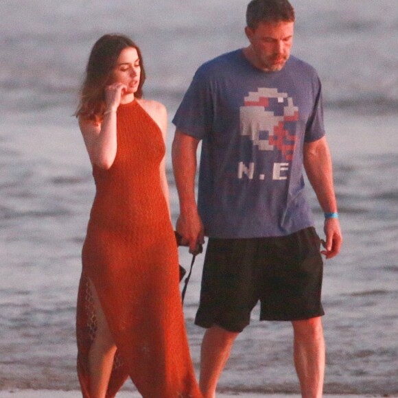 Exclusif - Ben Affleck et sa nouvelle compagne Ana De Armas s'embrassent lors d'une balade en amoureux sur la plage du Costa Rica, le 10 mars 2020.