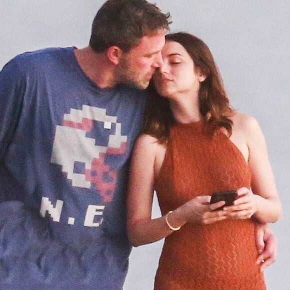 Exclusif - Ben Affleck et sa nouvelle compagne Ana De Armas s'embrassent lors d'une balade en amoureux sur la plage du Costa Rica, le 10 mars 2020.