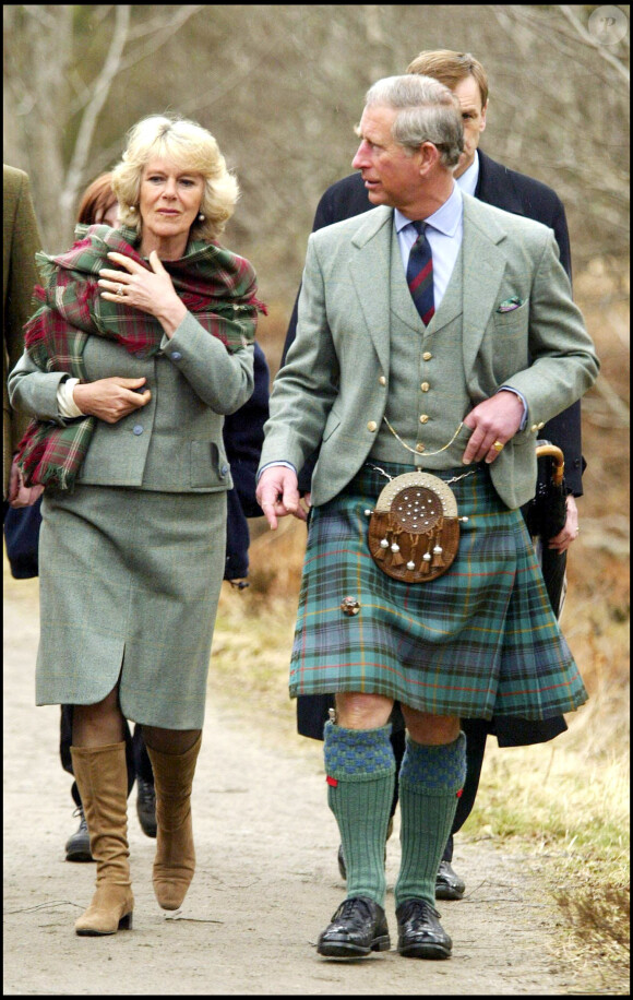 Le prince Charles et son épouse Camilla en visite dans la réserve naturelle nationale d'Ecosse, près de leur demeure de Birkhall, à Balmoral, en 2006.