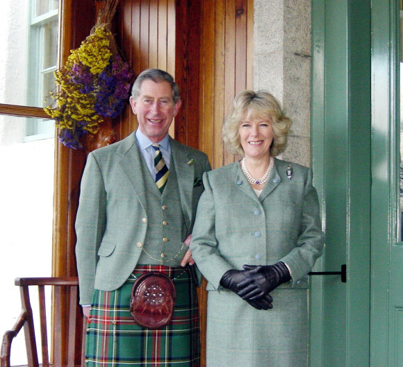 Le prince Charles et son épouse Camilla dans leur demeure de Birkhall, à Balmoral, en Ecosse, en 2005.