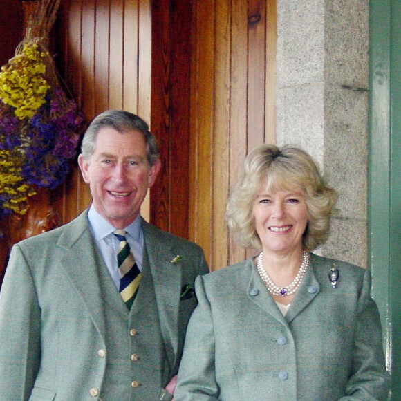 Le prince Charles et son épouse Camilla dans leur demeure de Birkhall, à Balmoral, en Ecosse, en 2005.