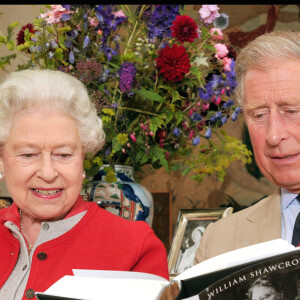 Le prince Charles et sa mère la reine Elizabeth II à Birkhall, en Ecosse, en 2009.