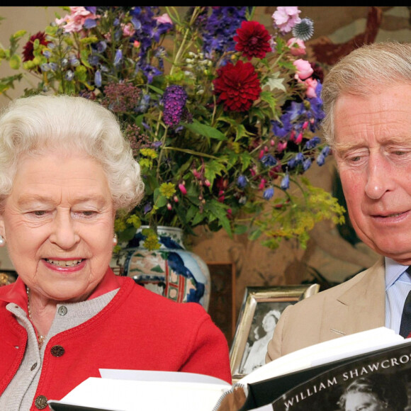 Le prince Charles et sa mère la reine Elizabeth II à Birkhall, en Ecosse, en 2009.