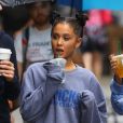 Arianna Grande se balade avec des amis sous la pluie à New York, le 18 septembre 2018.