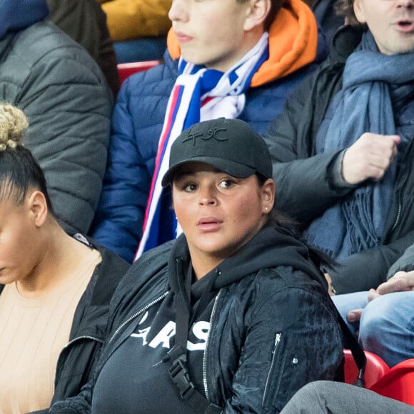 Sarah Fraisou mange une pizza lors du match - People dans les tribunes du parc des princes lors du match de championnat de Ligue 1 Conforama opposant le Paris Saint-Germain (PSG) à Lille le 22 Novembre 2019 à Paris © Cyril Moreau / Bestimage