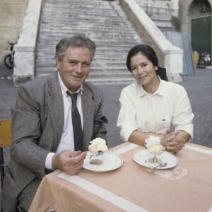 Victor Lanoux et Marie-José Nat devant le forum lors de leurs vacances à Rome. Octobre 1988