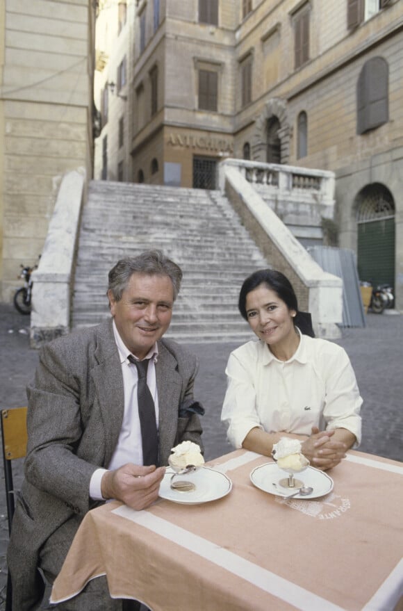Victor Lanoux et Marie-José Nat devant le forum lors de leurs vacances à Rome. Octobre 1988
