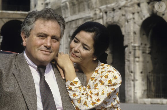 Victor Lanoux et Marie-José Nat devant le colisée lors de leurs vacances à Rome. Octobre 1988