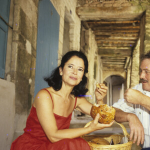 Victor Lanoux et Marie-José Nat en vacances à Bonifacio en Corse. Juillet 1987