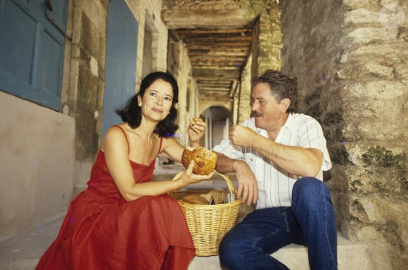 Victor Lanoux et Marie-José Nat en vacances à Bonifacio en Corse. Juillet 1987