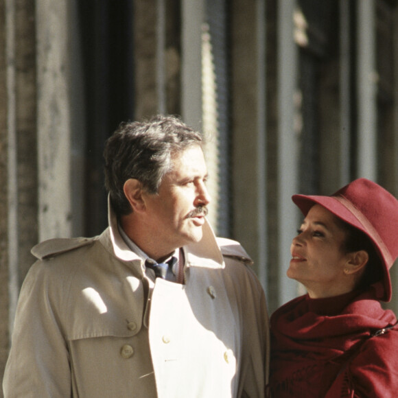 Victor Lanoux et Marie-José Nat, se promenant sous les arcades du Palais Royal, à Paris. Octobre 1985