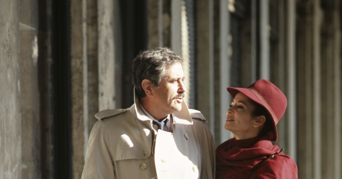 Marie José Nat Et Victor Lanoux Victor Lanoux et Marie-José Nat, se promenant sous les arcades du