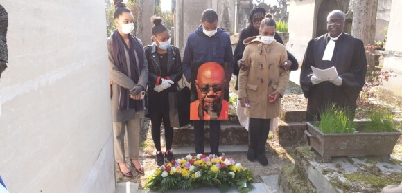 La famille de Manu Dibango a publié une photo de ses obsèques, qui se sont déroulées le 27 mars 2020 en petit comité, dans le respect des règles de confinement. Le saxophoniste et chanteur camerounais est mort le 24 mars à l'âge de 86 ans, du coronavirus.