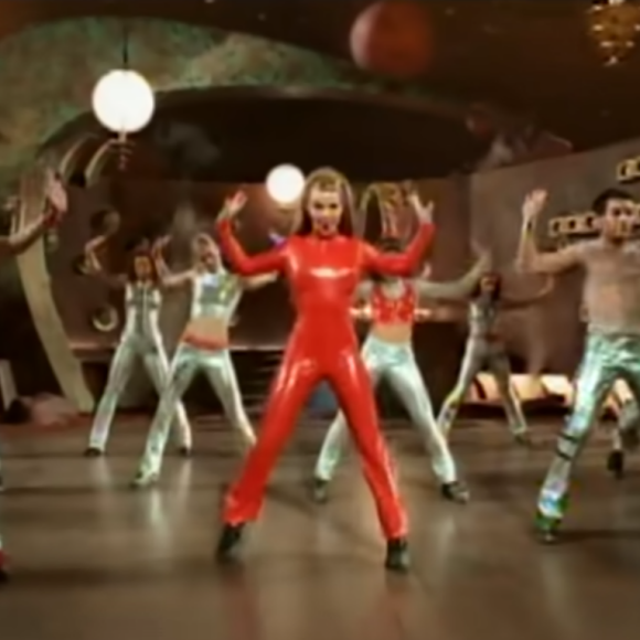 Britney Spears et sa combinaison rouge dans le clip "Oops !... I Did It Again", sorti en 2000.