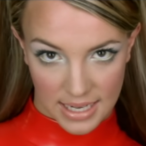 Britney Spears et sa combinaison rouge dans le clip "Oops !... I Did It Again", sorti en 2000.