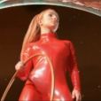 Britney Spears et sa combinaison rouge dans le clip "Oops !... I Did It Again", sorti en 2000.