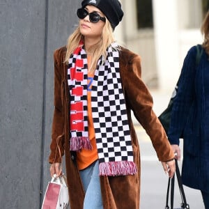 Exclusif - Rita Ora sort de chez elle incognito accompagnée d'un mystérieux inconnu à Londres le 18 mars 2020