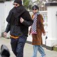 Exclusif - Rita Ora sort de chez elle incognito accompagnée d'un mystérieux inconnu à Londres le 18 mars 2020