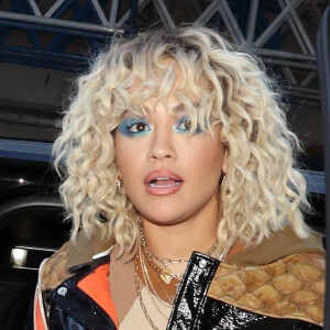 Rita Ora arrive aux studios de la station "BBC Radio 1" à Londres, le 16 mars 2020.