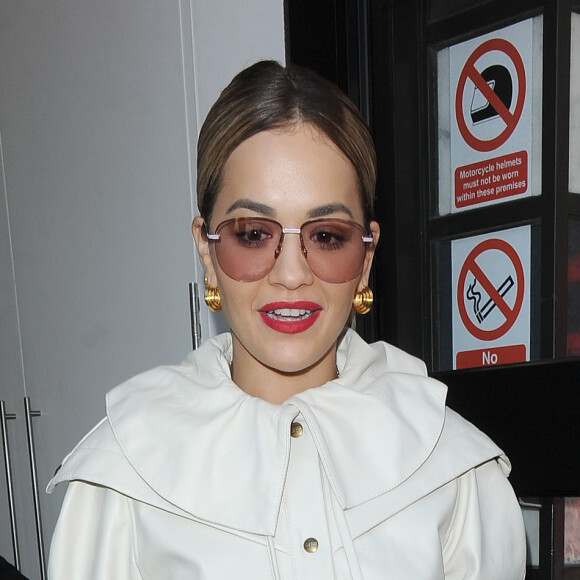 Rita Ora à la sortie des studios de "Kiss FM" à Londres, le 11 mars 2020.