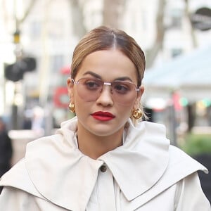 Rita Ora se rend au siège de la radio Capital FM à Londres le 11 mars 2020.