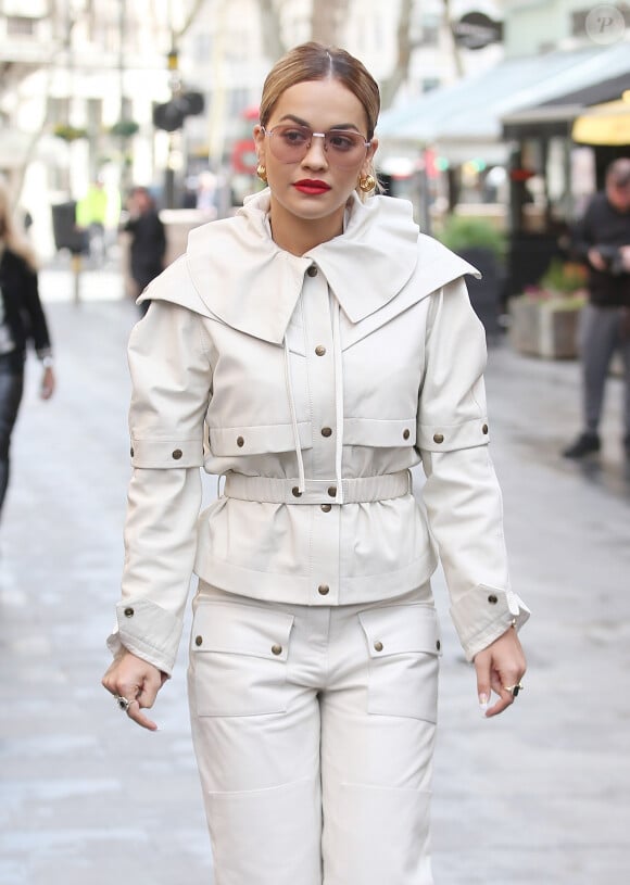 Rita Ora se rend au siège de la radio Capital FM à Londres le 11 mars 2020.
