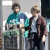 Exclusif - Elizabeth Olsen et son fiancé Robbie Arnett ont fait le plein de courses au supermaché Erewhon à Los Angeles pendant l'épidémie de Coronavirus (COVID-19) le 30 mars 2020.