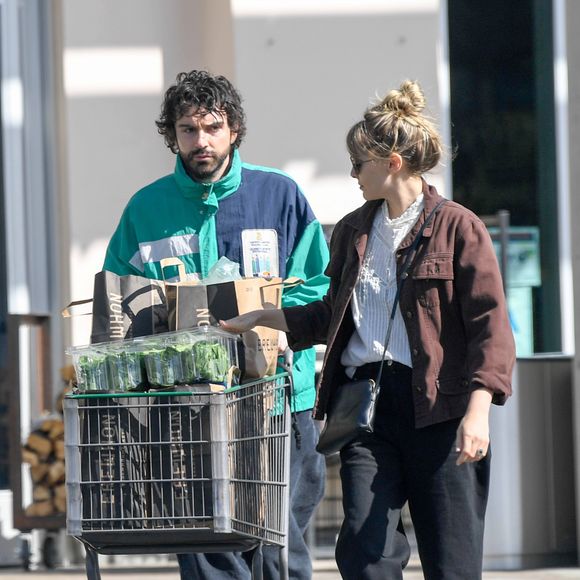 Exclusif - Elizabeth Olsen et son fiancé Robbie Arnett ont fait le plein de courses au supermaché Erewhon à Los Angeles pendant l'épidémie de Coronavirus (COVID-19) le 30 mars 2020.