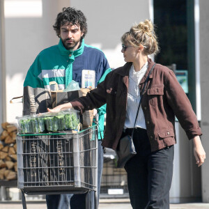 Exclusif - Elizabeth Olsen et son fiancé Robbie Arnett ont fait le plein de courses au supermaché Erewhon à Los Angeles pendant l'épidémie de Coronavirus (COVID-19) le 30 mars 2020.