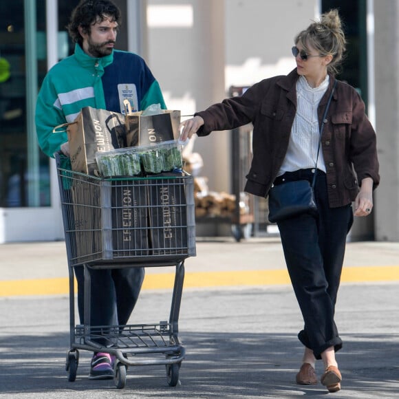 Exclusif - Elizabeth Olsen et son fiancé Robbie Arnett ont fait le plein de courses au supermaché Erewhon à Los Angeles pendant l'épidémie de Coronavirus (COVID-19) le 30 mars 2020.