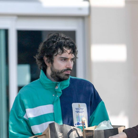 Exclusif - Elizabeth Olsen et son fiancé Robbie Arnett ont fait le plein de courses au supermaché Erewhon à Los Angeles pendant l'épidémie de Coronavirus (COVID-19) le 30 mars 2020.