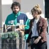 Exclusif - Elizabeth Olsen et son fiancé Robbie Arnett ont fait le plein de courses au supermaché Erewhon à Los Angeles pendant l'épidémie de Coronavirus (COVID-19) le 30 mars 2020.