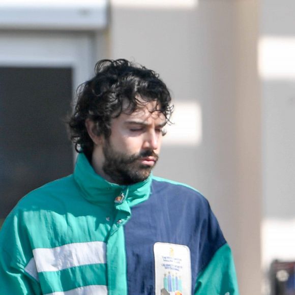 Exclusif - Elizabeth Olsen et son fiancé Robbie Arnett ont fait le plein de courses au supermaché Erewhon à Los Angeles pendant l'épidémie de Coronavirus (COVID-19) le 30 mars 2020.