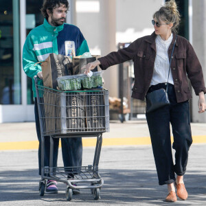 Exclusif - Elizabeth Olsen et son fiancé Robbie Arnett ont fait le plein de courses au supermaché Erewhon à Los Angeles pendant l'épidémie de Coronavirus (COVID-19) le 30 mars 2020.