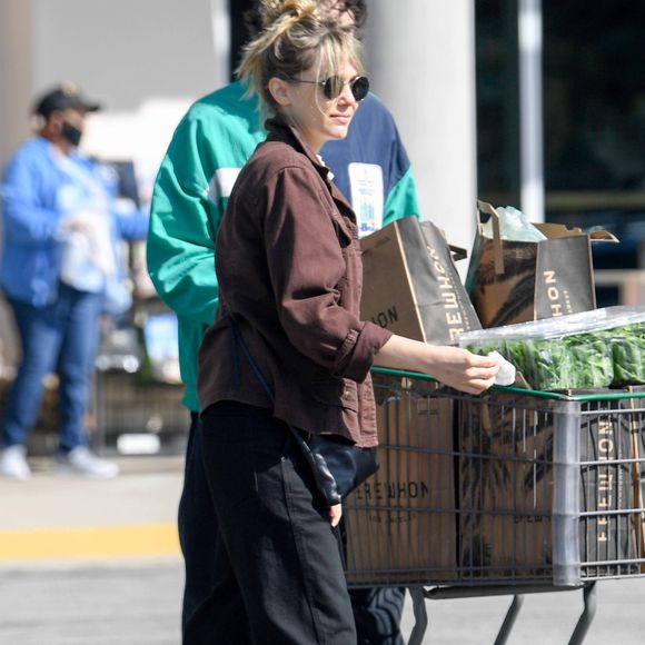 Exclusif - Elizabeth Olsen et son fiancé Robbie Arnett ont fait le plein de courses au supermaché Erewhon à Los Angeles pendant l'épidémie de Coronavirus (COVID-19) le 30 mars 2020.