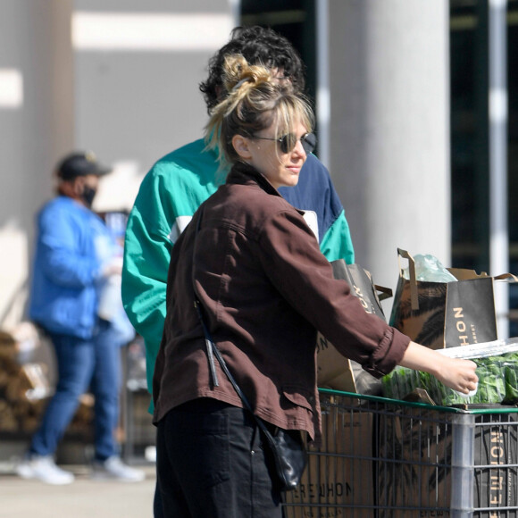 Exclusif - Elizabeth Olsen et son fiancé Robbie Arnett ont fait le plein de courses au supermaché Erewhon à Los Angeles pendant l'épidémie de Coronavirus (COVID-19) le 30 mars 2020.