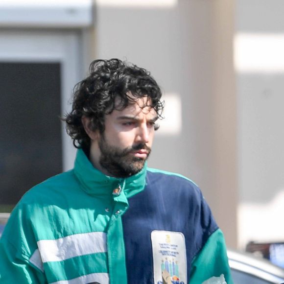 Exclusif - Elizabeth Olsen et son fiancé Robbie Arnett ont fait le plein de courses au supermaché Erewhon à Los Angeles pendant l'épidémie de Coronavirus (COVID-19) le 30 mars 2020.
