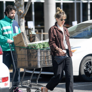 Exclusif - Elizabeth Olsen et son fiancé Robbie Arnett ont fait le plein de courses au supermaché Erewhon à Los Angeles pendant l'épidémie de Coronavirus (COVID-19) le 30 mars 2020.