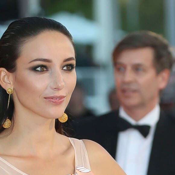 Delphine Wespiser, animatrice et Miss France 2012, dans une longue robe Christophe Guillarmé en faille de soie imprimée pêche fendue, boucles d'oreilles et minaudière Cuihua, escarpins Charles Jourdan pour la première de Lan Xin Da Ju Yuan - Lors du 76ème festival international du film de Venise, la Mostra, le 4 septembre 2019.