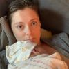 Rachel Bloom, maman pour la première fois, pose avec son bébé sur Instagram, le 1er avril 2020.
