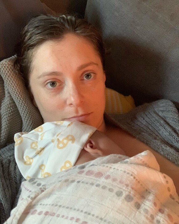 Rachel Bloom, maman pour la première fois, pose avec son bébé sur Instagram, le 1er avril 2020.