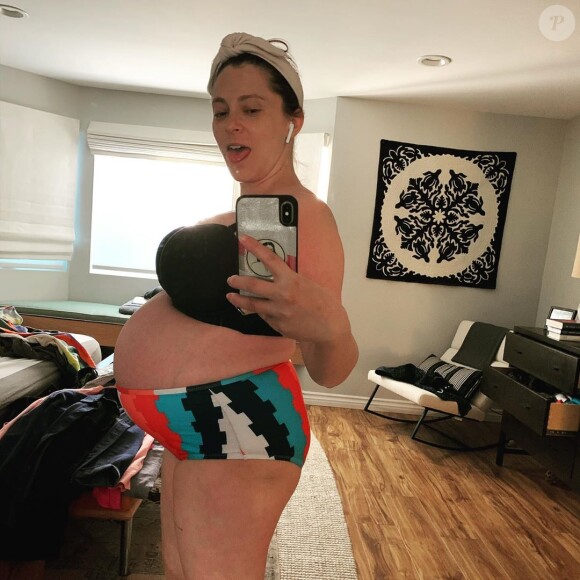 Rachel Bloom, enceinte, prend la pose sur Instagram, le 1er mars 2020.