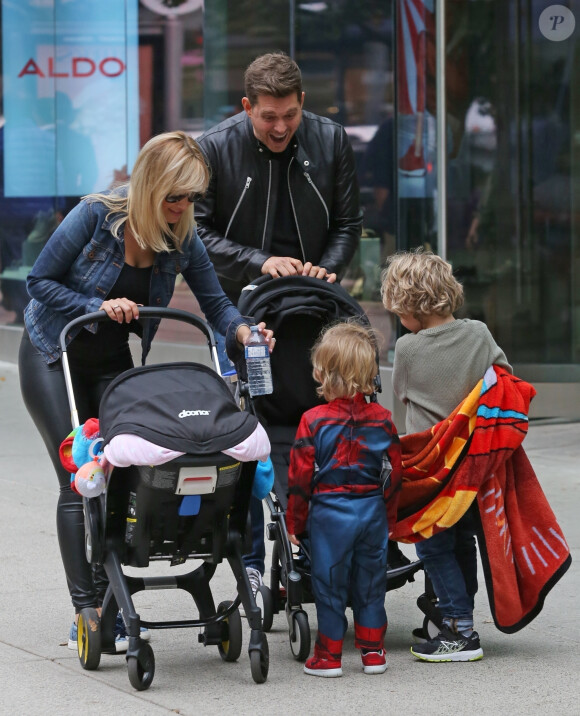 Exclusif - Michael Buble se balade avec ses enfants Noah, Elias, son nouveau-né Vida et sa femme Luisana dans les rues de Vancouver au Canada, le 11 septembre 2018.