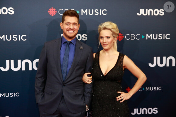 Michael Bublé et sa femme Luisa Lopilato enceinte posent sur le tapis rouge des Juno Awards à Vancouver, le 25 mars 2018.